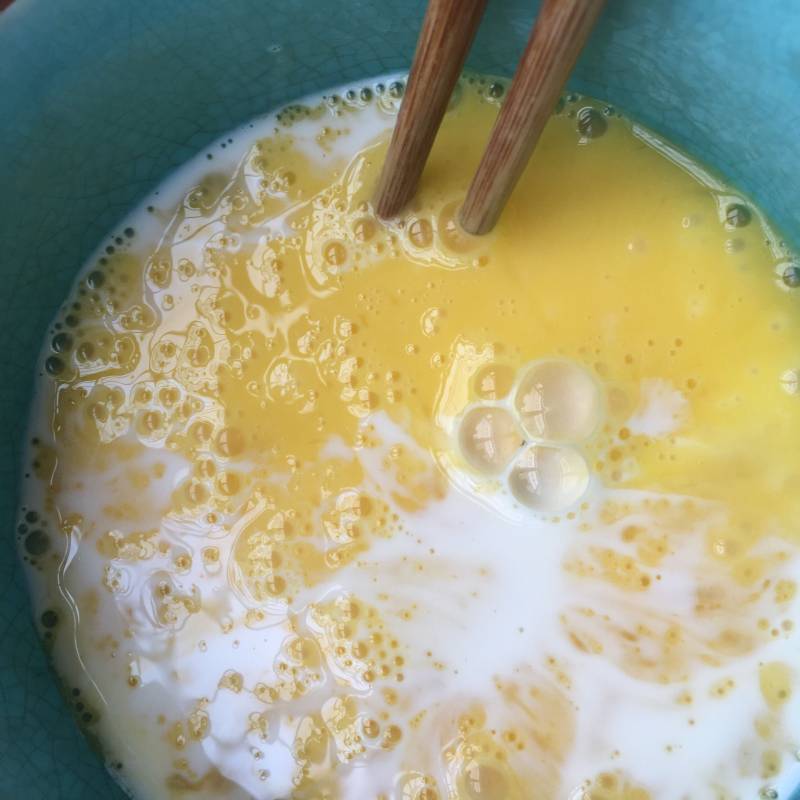 Step-by-Step Process of Making Milk and Starfruit Steamed Egg