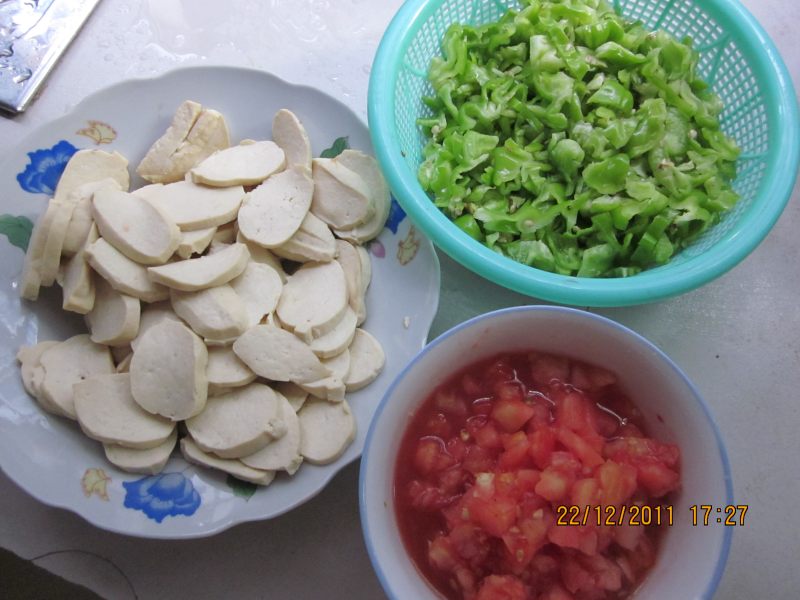 Steps for Cooking Tomato and Chili Braised Tofu