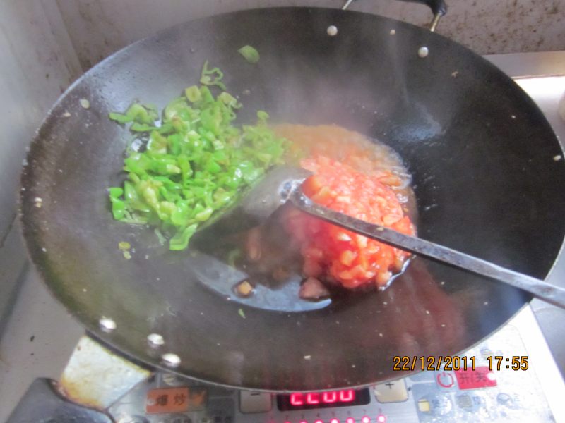 Steps for Cooking Tomato and Chili Braised Tofu