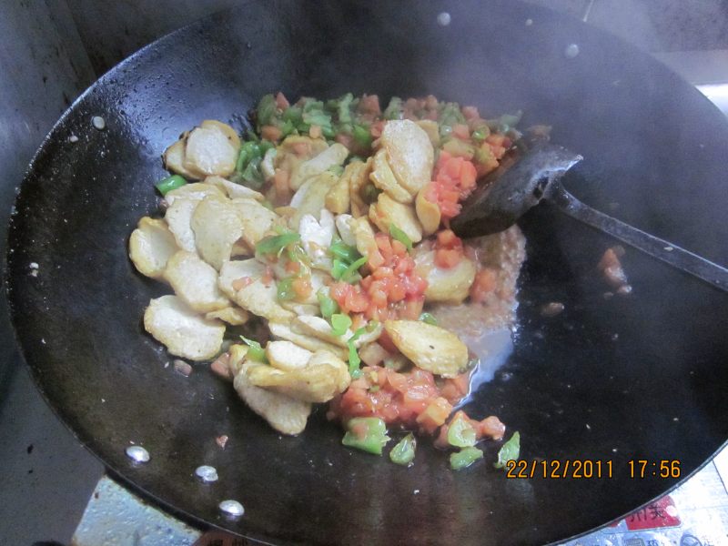 Steps for Cooking Tomato and Chili Braised Tofu