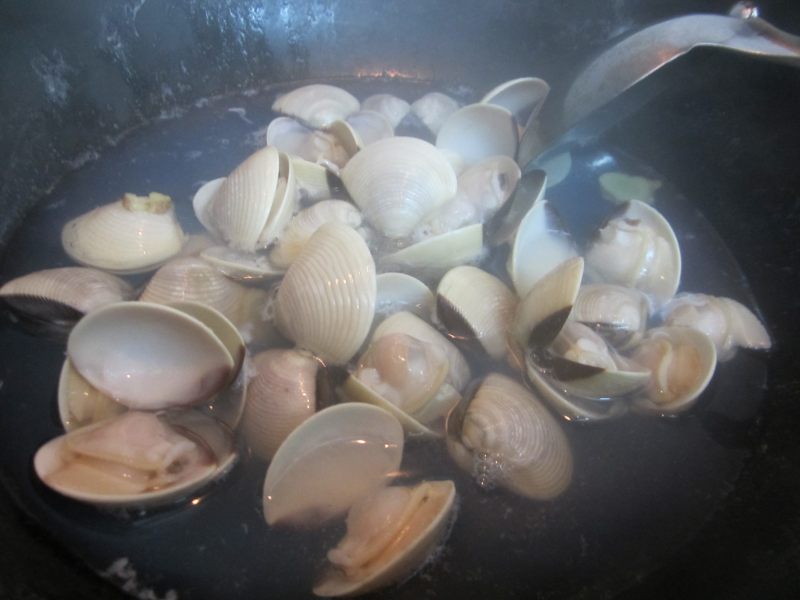 Steps for Making Boiled White Clams