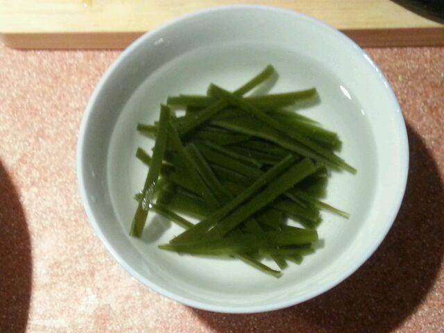 Steps for Making Seaweed Chenpi Green Bean Soup