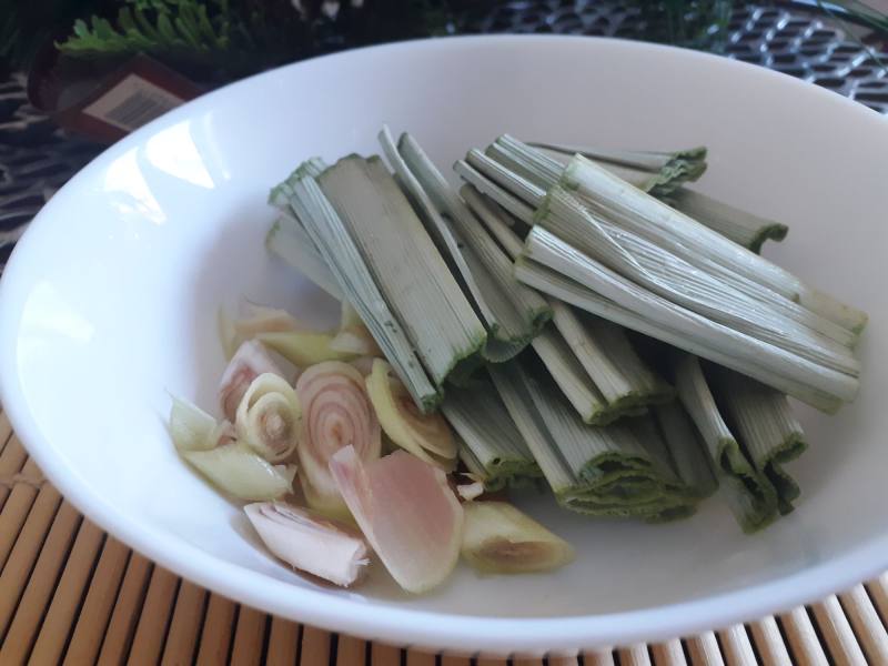 Steps for Making Lemongrass and Pandan Leaf Water