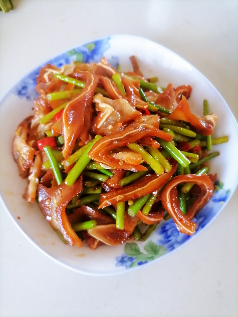 Stir-Fried Pig Ears with Garlic Sprouts