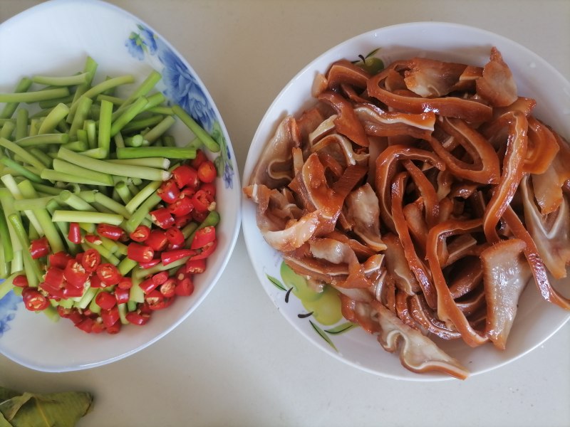 Stir-Fried Pig Ears with Garlic Sprouts - Step by Step