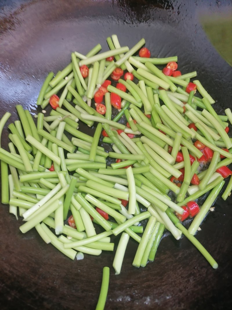 Stir-Fried Pig Ears with Garlic Sprouts - Step by Step