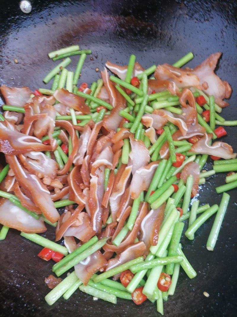 Stir-Fried Pig Ears with Garlic Sprouts - Step by Step