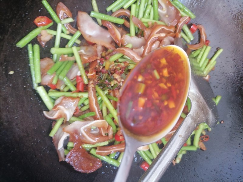 Stir-Fried Pig Ears with Garlic Sprouts - Step by Step