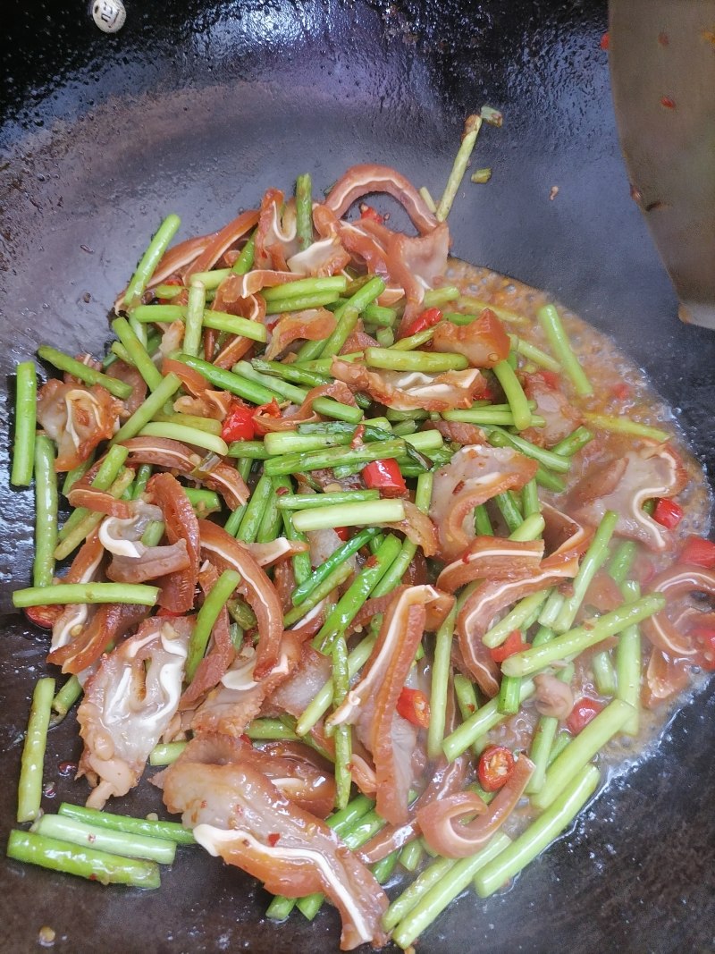 Stir-Fried Pig Ears with Garlic Sprouts - Step by Step