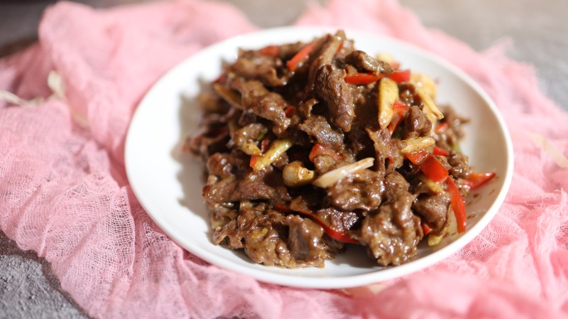 Stir-fried Beef with Red Pepper and Onion