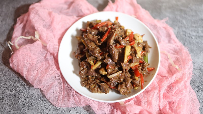 Stir-fried Beef with Red Pepper and Onion