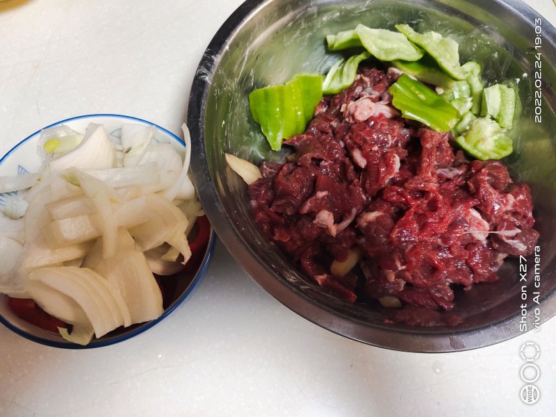 Steps for Stir-fried Beef with Red Pepper and Onion