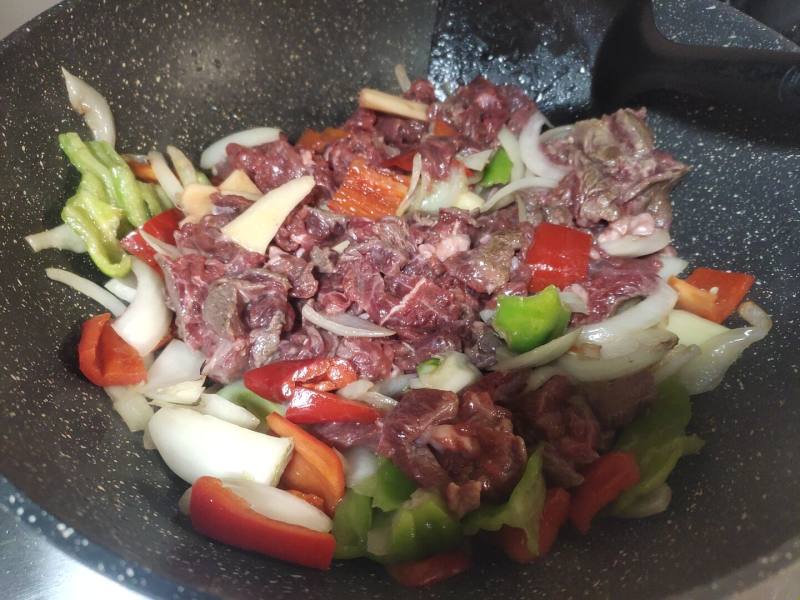 Steps for Stir-fried Beef with Red Pepper and Onion