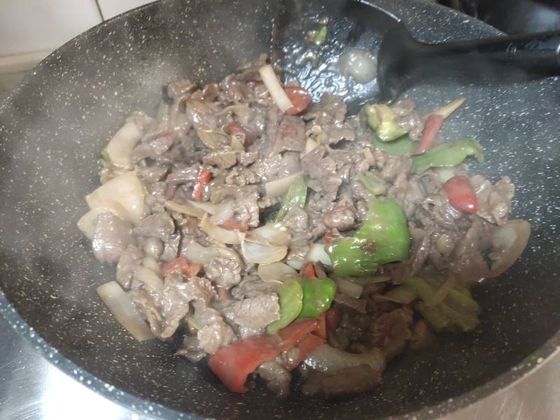 Steps for Stir-fried Beef with Red Pepper and Onion