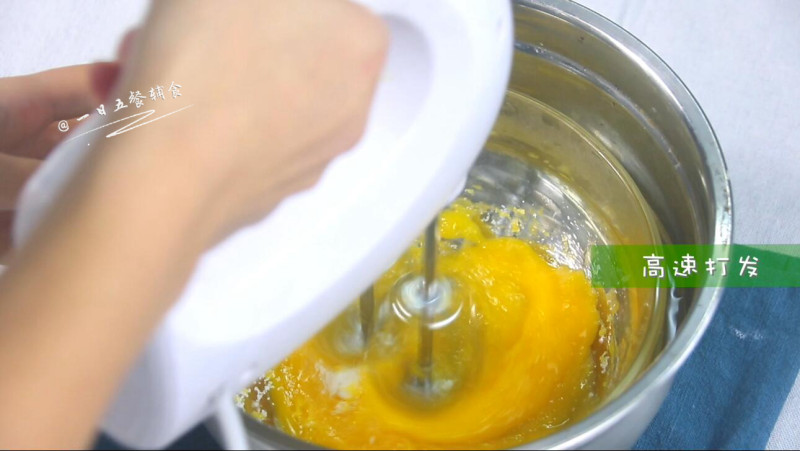 Steps for Making Egg Yolk Rice Cake