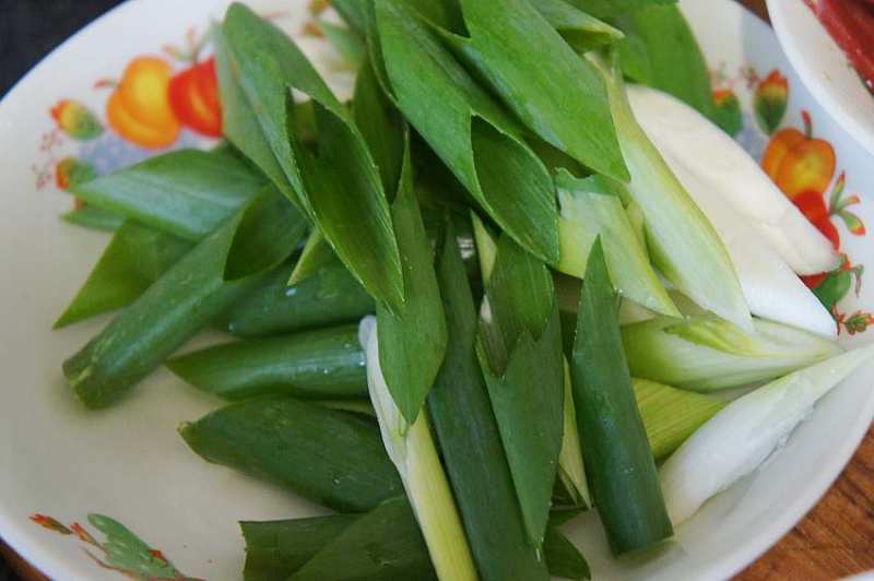 Steps for Stir-fried Pork with Scallions