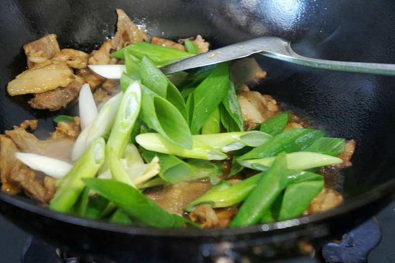 Steps for Stir-fried Pork with Scallions