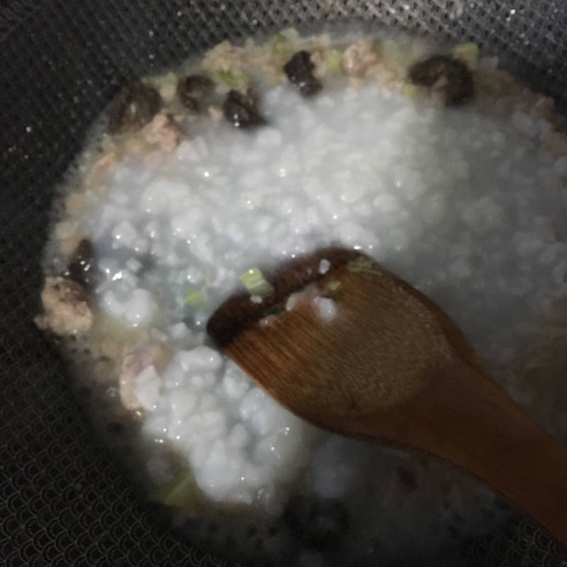 Steps for cooking Minced Meat, Sea Cucumber and Lettuce Porridge