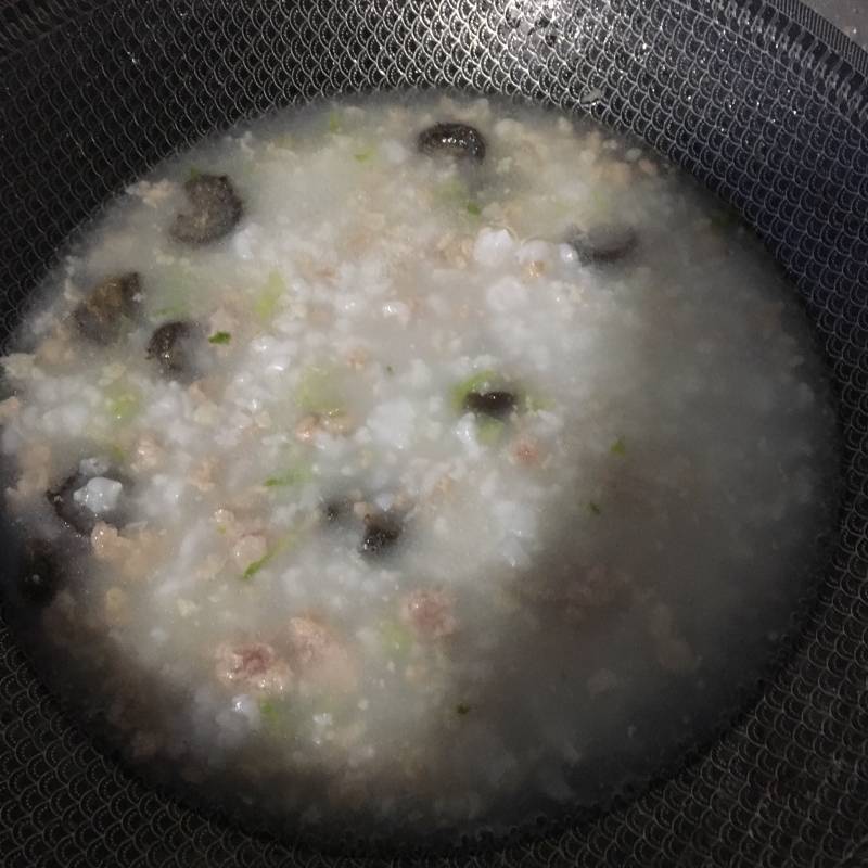 Steps for cooking Minced Meat, Sea Cucumber and Lettuce Porridge