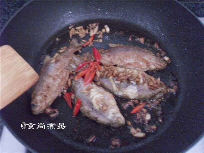 Steps for Making Spicy Wild Small Fish