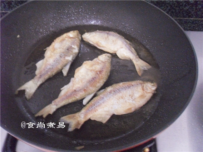 Steps for Making Spicy Wild Small Fish