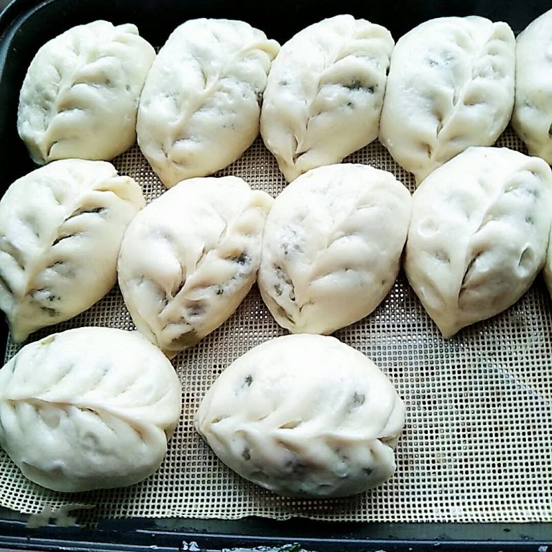 Steps for Making Pickled Vegetable Buns in Willow Leaf Shape