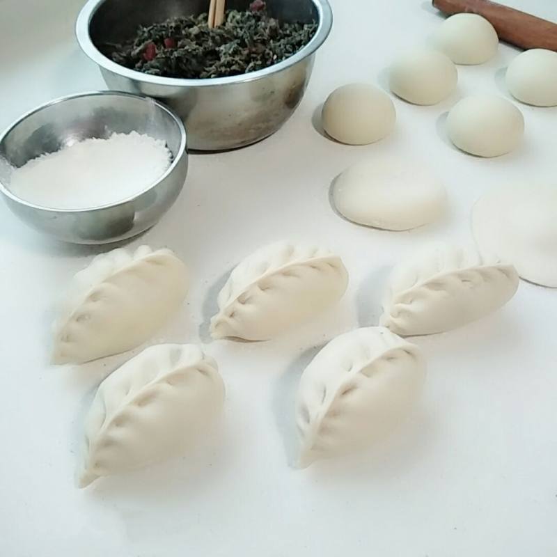 Steps for Making Pickled Vegetable Buns in Willow Leaf Shape