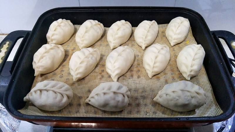 Steps for Making Pickled Vegetable Buns in Willow Leaf Shape