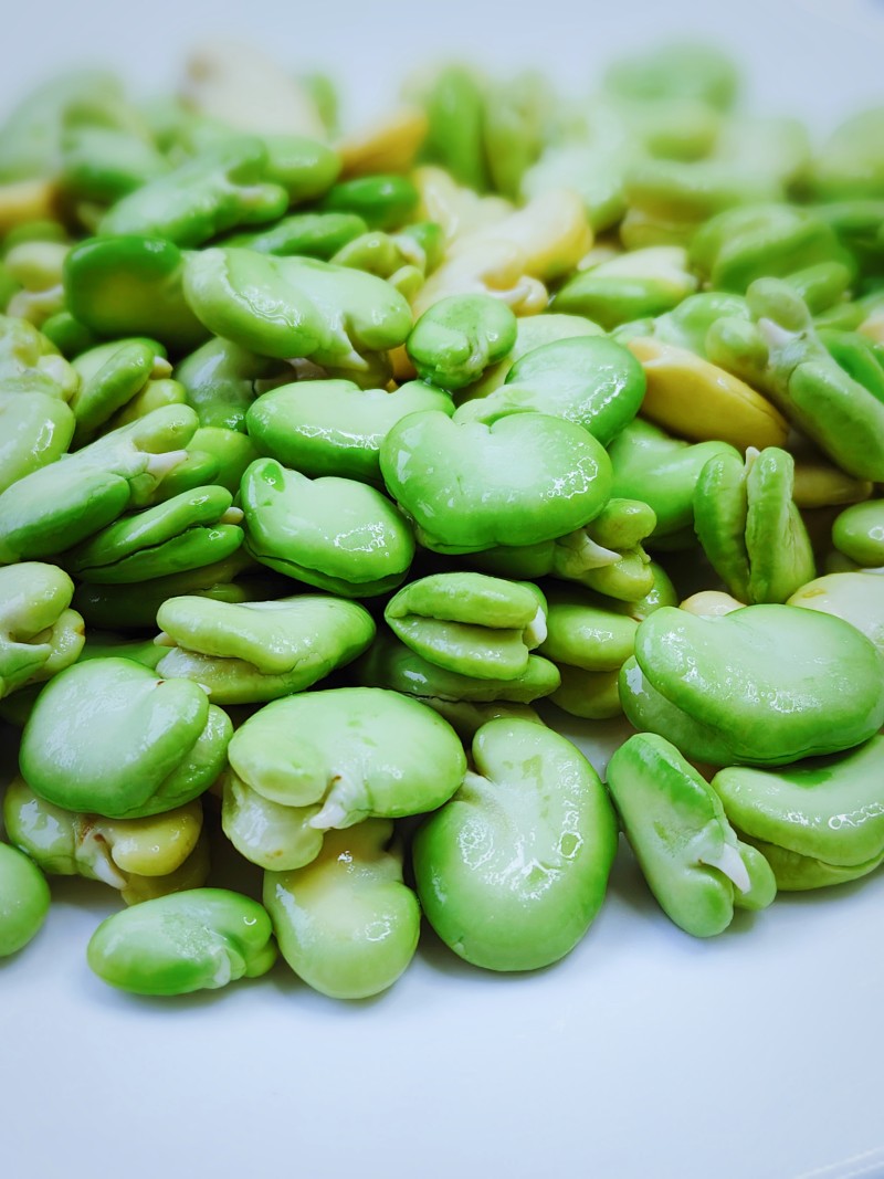 Steps for Cooking Sautéed Broad Beans with Pork