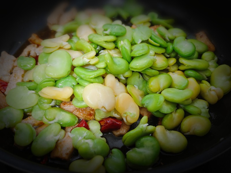 Steps for Cooking Sautéed Broad Beans with Pork