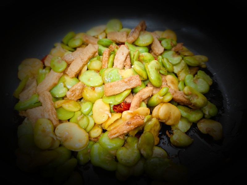 Steps for Cooking Sautéed Broad Beans with Pork