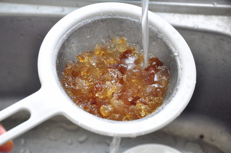 Steps for Making Peach Resin and Bird's Nest Sweet Soup