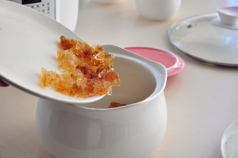 Steps for Making Peach Resin and Bird's Nest Sweet Soup