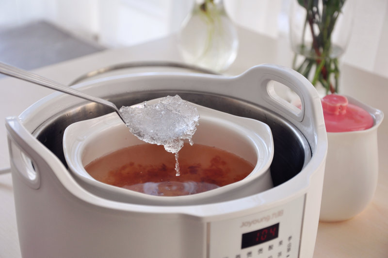 Steps for Making Peach Resin and Bird's Nest Sweet Soup