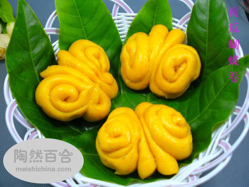 Falling in Love with Pumpkin: Pumpkin Butterfly Rolls