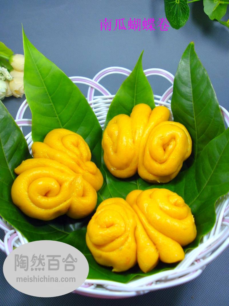 Falling in Love with Pumpkin: Pumpkin Butterfly Rolls