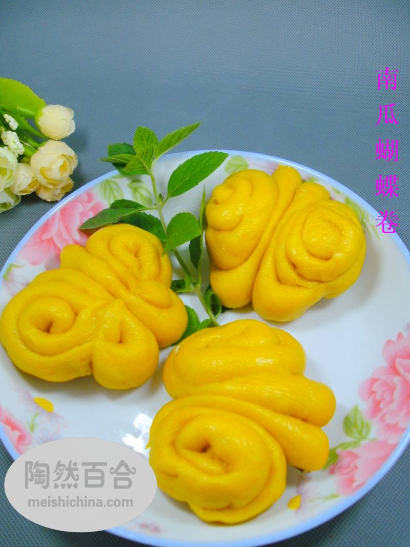 Falling in Love with Pumpkin: Pumpkin Butterfly Rolls