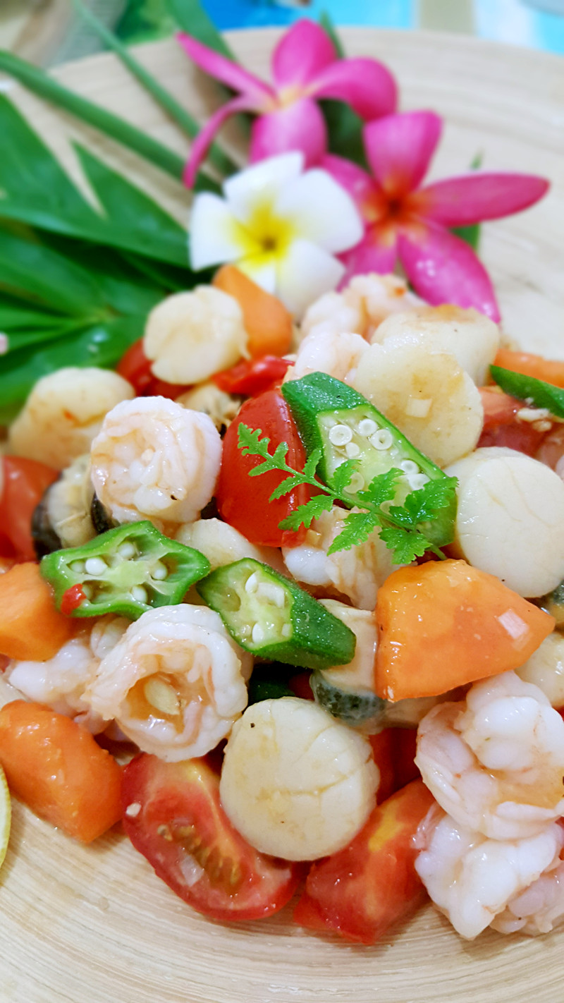 Southeast Asian Seafood Fruit Salad