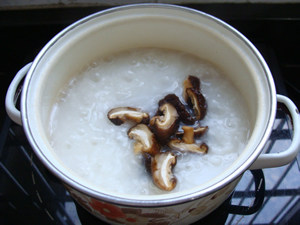 Steps for Making Shiitake Mushroom and Fish Congee