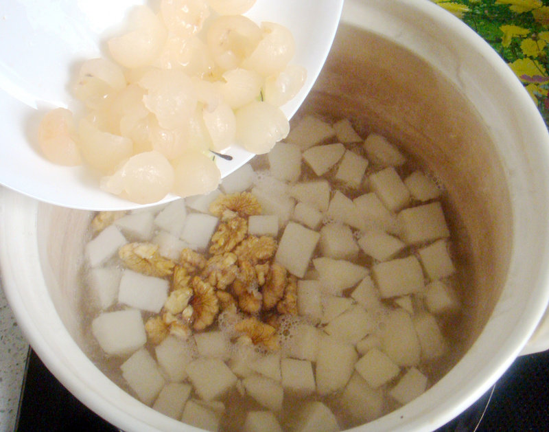 Steps to Make Red Pear and Longan Beauty Soup