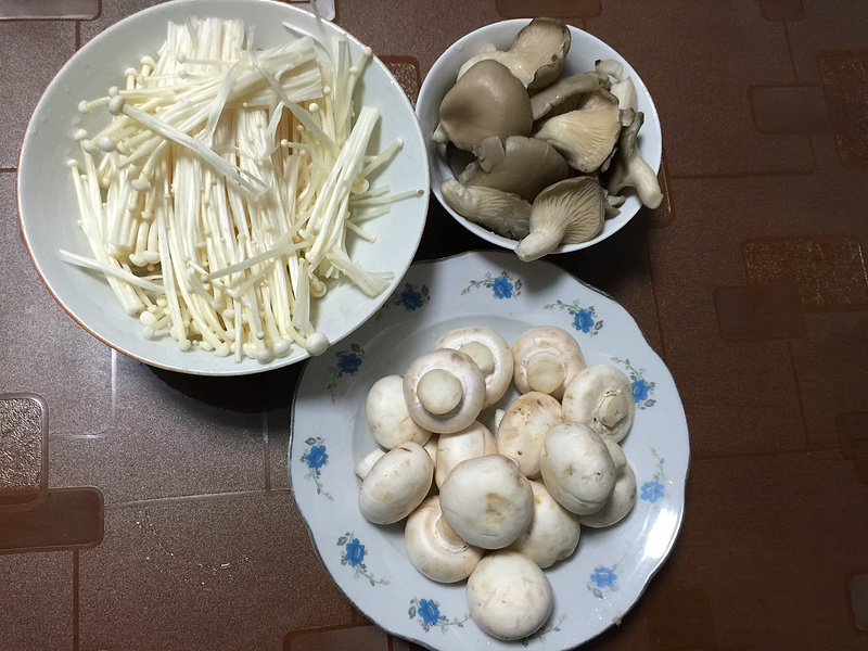 Steps for Making Mushroom Hot Pot with Thick Soup