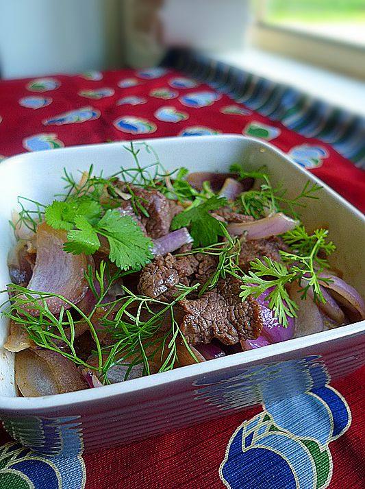 Beef Stir-Fried with Onions