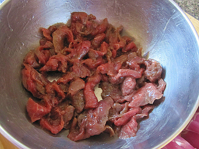 Steps for Making Beef Stir-Fried with Onions