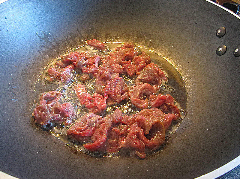 Steps for Making Beef Stir-Fried with Onions