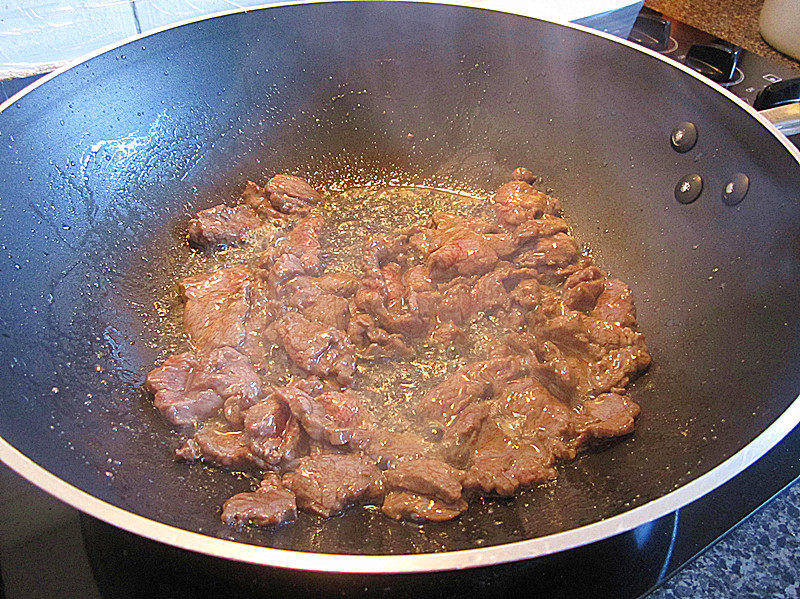 Steps for Making Beef Stir-Fried with Onions