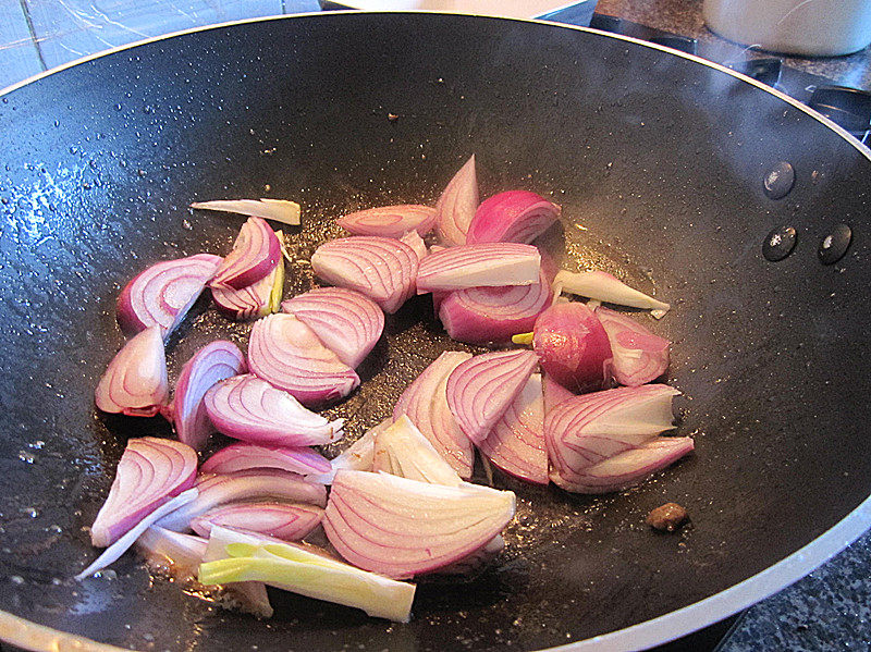 Steps for Making Beef Stir-Fried with Onions