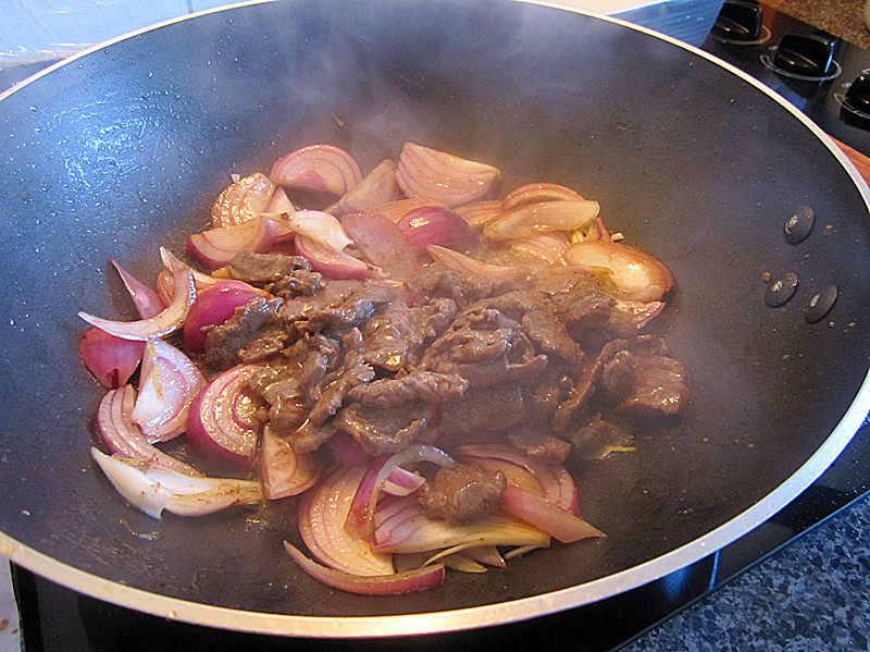 Steps for Making Beef Stir-Fried with Onions