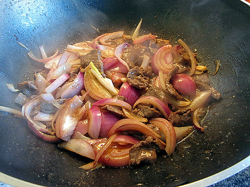 Steps for Making Beef Stir-Fried with Onions