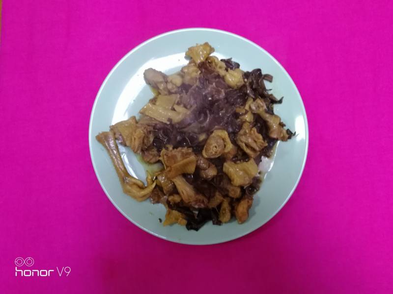 Stewed Salty Chicken with Black Fungus