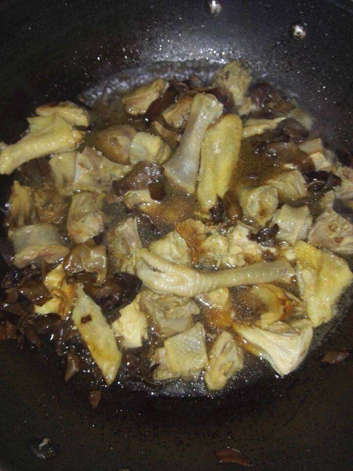 Steps for Making Stewed Salty Chicken with Black Fungus